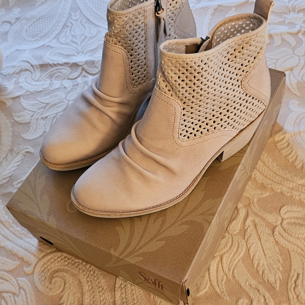 Soft Ankle Boot, Milk (off white) size 10M Leather